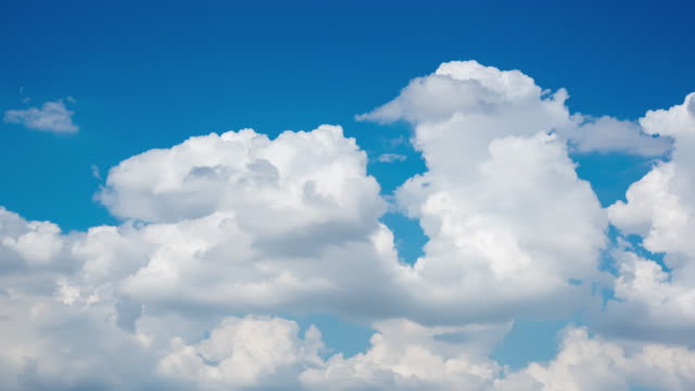 Timelapse-bewegen-Wolken-und-blauer-Himmel-im-Sommer-mit-Sonnenschein-in-der-Tageszeit