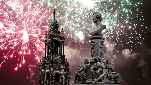 Escultura-en-la-terraza-Bruhl-y-Hofkirche-o-catedral-de-la-Santísima-Trinidad-y-fuegos-artificiales-de-vacaciones---iglesia-barroca-en-Dresde,-Sachsen,-Alemania