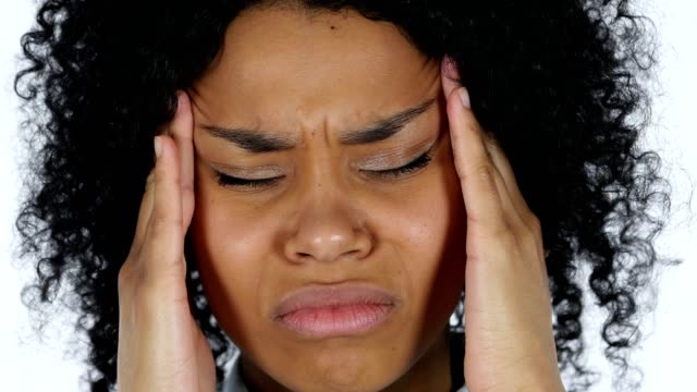 Frustratated-schwarze-Frau-mit-Kopfschmerzen