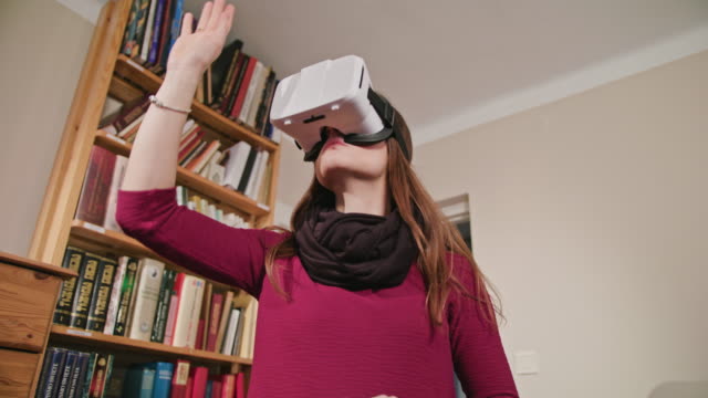 Junge-Frau-in-Virtual-Reality-Brille