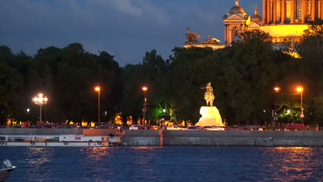 Iluminación-nocturna-del-terraplén-del-Admiralteiskaya-en-San-Petersburgo