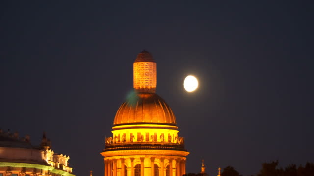 The-dome-of-St.-Isaac's-Cathedral-in-the-background-of-the-moon