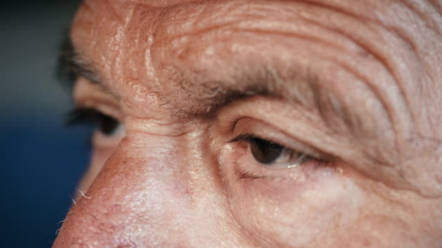 traurige-nachdenkliche-alten-Mannes-Augen.,-Nahaufnahme