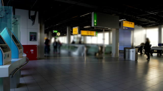 Aeropuerto-terminales,-pasajeros-con-equipaje-a-mostrador-de-facturación,