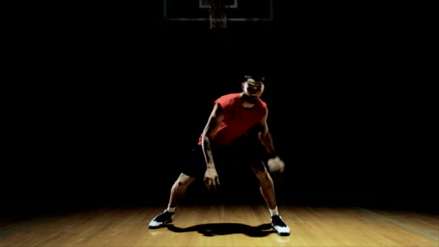 Ein-Basketball-Spieler-dribbelt-zwischen-seinen-Beinen.