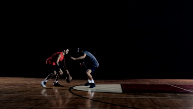 Un-jugador-de-baloncesto-hace-un-movimiento-en-defensa-y-dunks-la-bola.