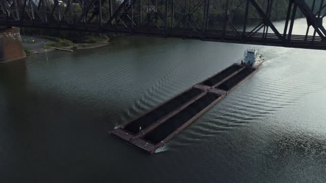 Kohle-Lastkahn-reist-am-Ohio-River-unter-Eisenbahnbrücke