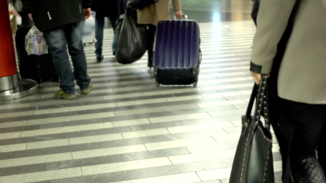 Viajar-personas-caminando-por-el-pasillo-de-la-estación-en-el-aeropuerto,-que-se-apresura-para-vuelos