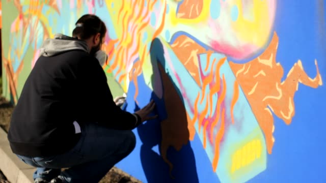 Künstler-Graffiti-an-der-Wand