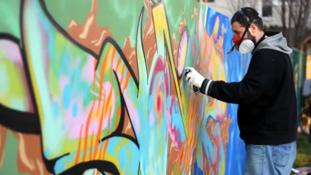 Künstler-Graffiti-an-der-Wand
