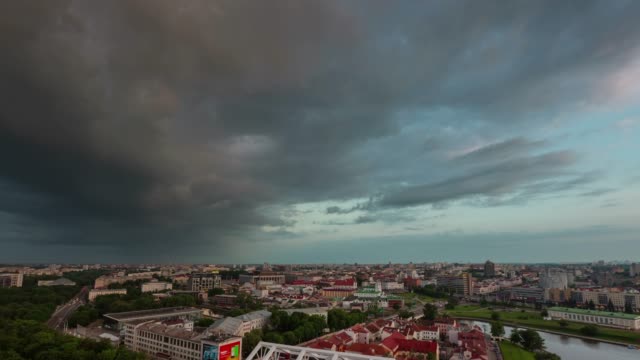 día-de-la-tormenta-que-viene-cielo-minsk-paisaje-urbano-en-la-azotea-panorama-4k-timelapse-Bielorrusia