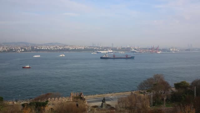 Eminonu-Harbor,-Istanbul,-Turkey