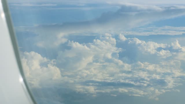 Grosser-Haufen-Weiße-Wolken-am-blauen-Himmel-auf-der-Suche-durch-Flugzeug-Bullauge.