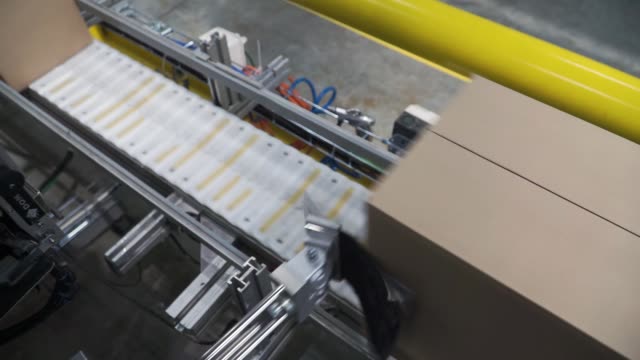 Cardboard-boxes-on-conveyor-belt-in-factory.-Clip.-Production-line-on-which-the-boxes-move