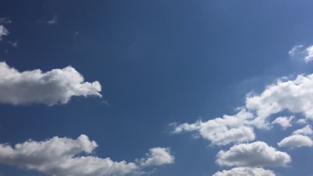 White-cloud-disappear-in-the-hot-sun-on-blue-sky.-Cumulus-clouds-form-against-a-brilliant-blue-sky.-Time-lapse-motion-clouds-blue-sky-background.