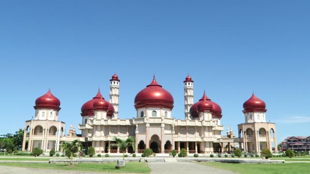 Gran-Mezquita-de-Baitul-Makmur-en-la-ciudad-de-Meulaboh,-Indonesia