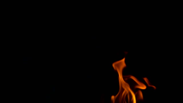 helles-Feuer-eines-Feuers-auf-einem-schwarzen-Hintergrund