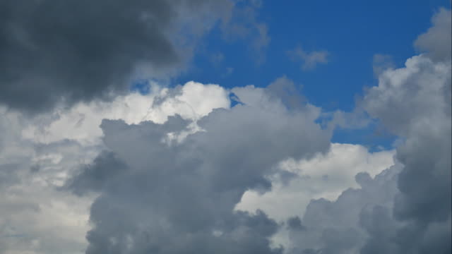 Timelapse-Bewegung-Videomaterial-Cumulus-Wolken-ins-Rollen,