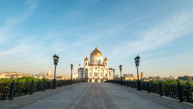 Moscow-city-skyline-motion-timelapse-or-hyperlapse-at-Cathedral-of-Christ-the-Saviour-and-bridge-over-Moscow-River,-Moscow-Russia-4K-Time-Lapse