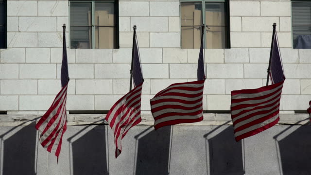 Amerikanische-Flaggen-entlang-der-Fassade-eines-Gerichtsgebäudes