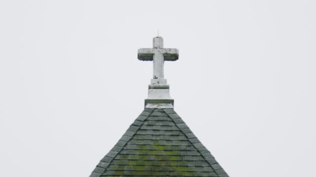 Campanario-de-la-iglesia-con-cruz-en-la-parte-superior