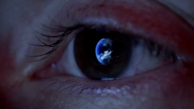 Nahaufnahme-eines-Weibes-Auge-mit-der-Erde-in-der-Iris-spiegelt