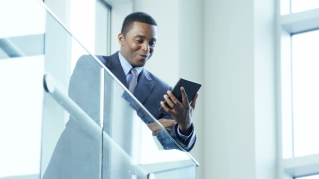 Afrikanische-amerikanische-männliche-Finance-Executive-mit-Tablet-Gerät
