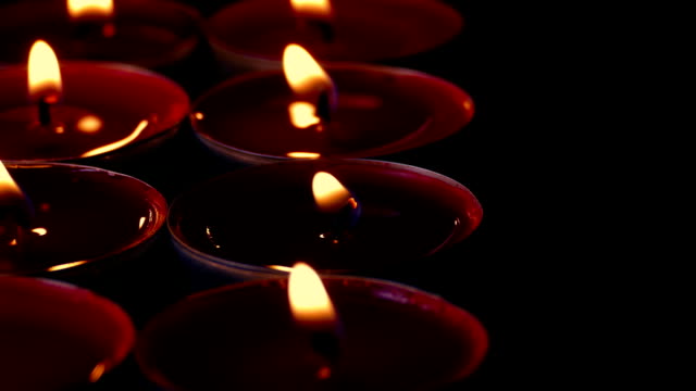 Vorbeifahrenden-Reihen-von-Kerzen-In-der-katholischen-Kirche