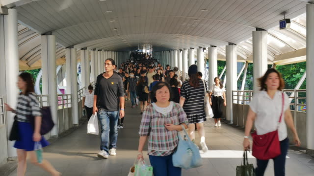 Lapso-de-tiempo-de-muchas-personas-va-a-su-lugar-de-trabajo-en-la-zona-de-negocios-de-Bangkok-usando-el-sistema-de-transporte-público-en-la-estación-de-BTS-Chong-nonsi-sobre-hora-de-acometidas-de-la-mañana.