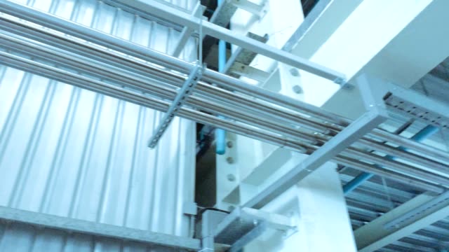 Video-HD-Industrie-und-Technik-Konzept-von-indoor-Fabrik-Konstruktion-mit-Rohr-und-Aufnahme-Rohr-Hintergrund