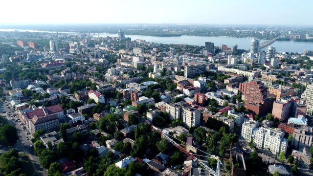 Panoramablick-über-die-Altstadt-in-der-Nähe-des-Flusses,-eine-sowjetische-gebaut-Stadt-in-der-Nähe-des-Flusses-aus-der-Luft