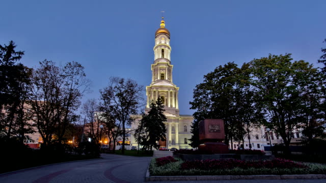 El-campanario-del-Asunción-Catedral-Uspenskiy-Sobor-día-noche-timelapse-hyperlapse-en-Kharkiv,-Ucrania