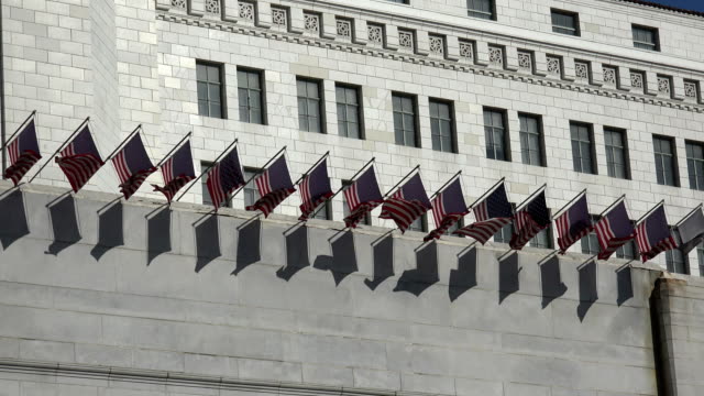 Amerikanische-Flaggen-entlang-der-Fassade-eines-Gebäudes