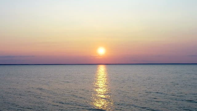 Der-Flug-über-dem-Meer-auf-den-Sonnenaufgang-Hintergrund.-Drohne-Schuss