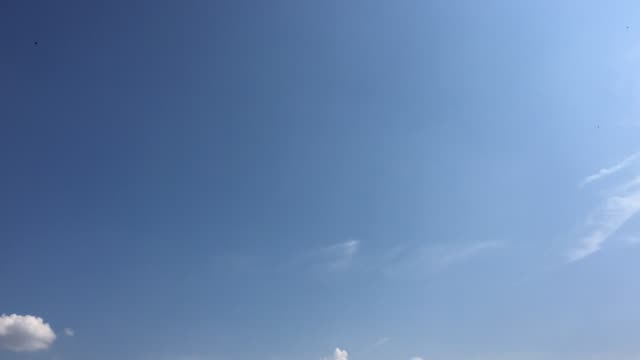 schönen-blauen-Himmel-mit-Wolken-Hintergrund.-Himmel-Wolken.-Himmel-mit-Wolken-Wetter-Natur-Wolke-blau.-Blauer-Himmel-mit-Wolken-und-Sonne.