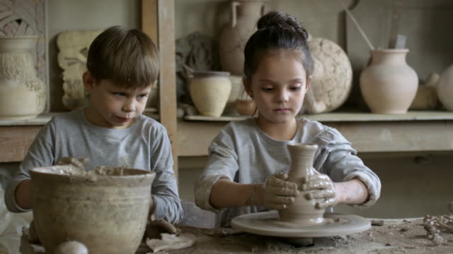 Mädchen-und-jungen-in-Keramik-Klasse