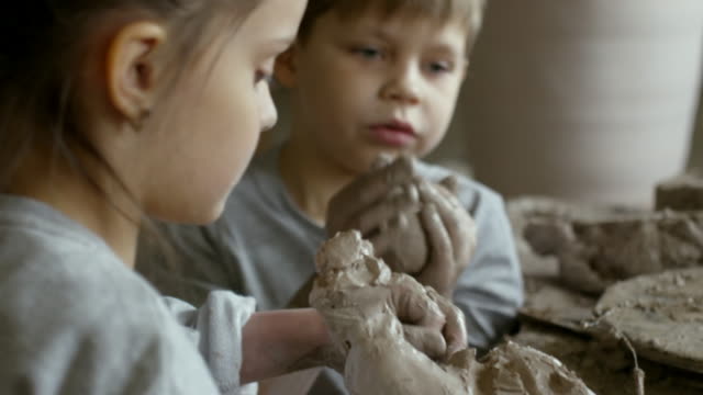 Niños-lindos-esculpir-con-arcilla