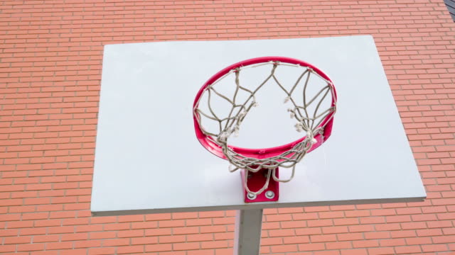 Die-weiße-Tafel-an-den-Basketballkorb-mit-dem-ring