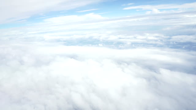 Reisen-mit-dem-Flugzeug-über-Wolken.-Blick-durch-ein-Flugzeugfenster