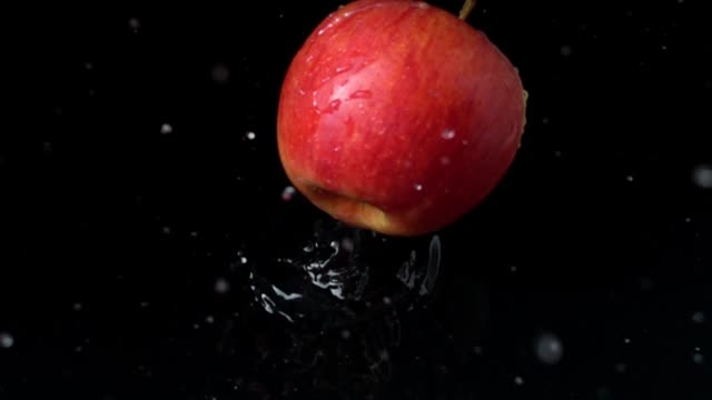 Apfel-fällt-ins-Wasser.-Slow-Motion.