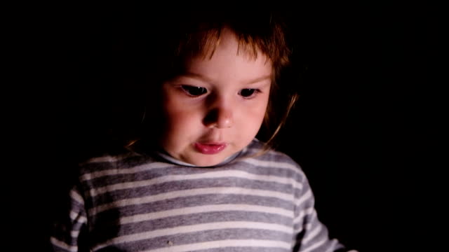 Kleines-Mädchen-mit-Emotionen-zeigt-ein-Blatt-Papier,-Slow-motion