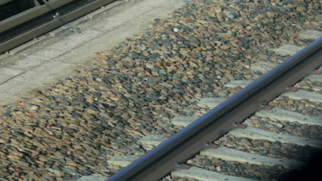 Blick-auf-den-Schienen-aus-dem-Fenster-des-beweglichen-Zug