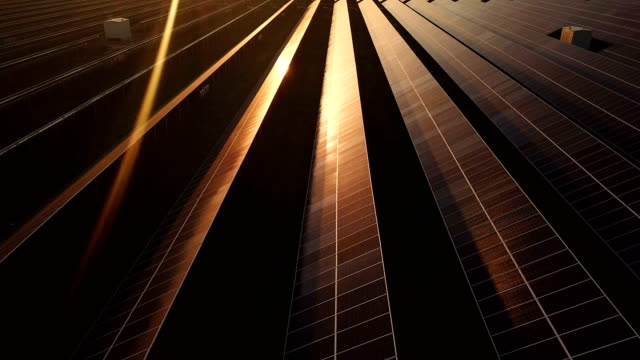 Eine-industrielle-solar-Energie-Bauernhof-bei-Sonnenuntergang