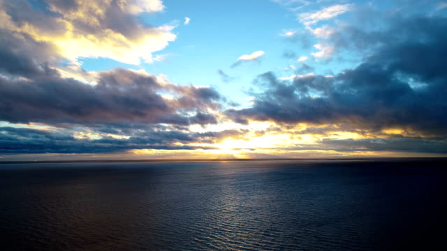 Der-Flug-über-das-Wasser-auf-den-wunderschönen-Sonnenaufgang-Hintergrund