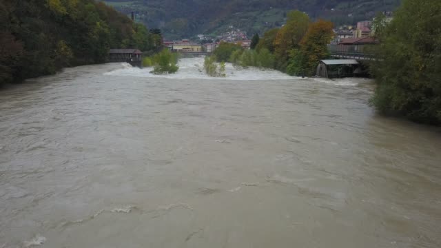 Drohne-Luftaufnahme-des-Flusses-Serio-geschwollen-nach-starken-Regenfällen.-Provinz-von-Bergamo,-Italien