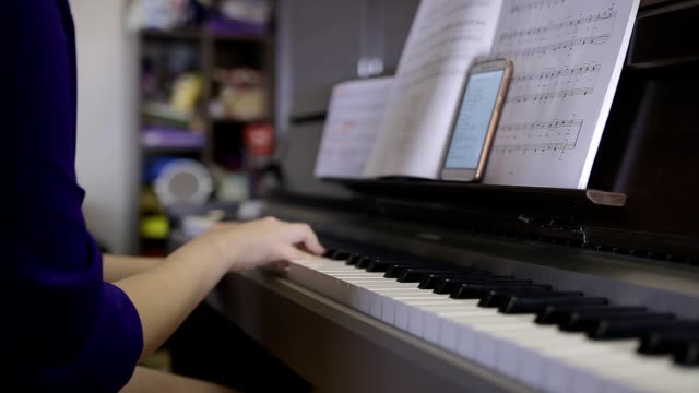 Chica-adolescente-de-manos-jugando-en-el-teclado-del-piano-digital