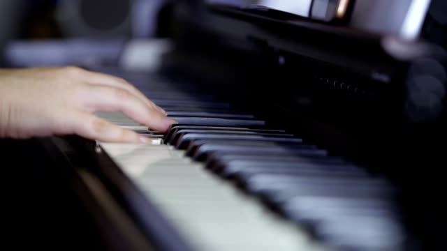 Hände-Teenager-Mädchen-spielen-auf-der-Tastatur-des-digital-Pianos.-Close-up