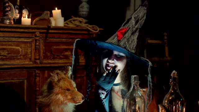 Eine-Halloween-Hexe-Striche-ein-toter-Fuchs-und-lächelt-sündhaft-aufrufen