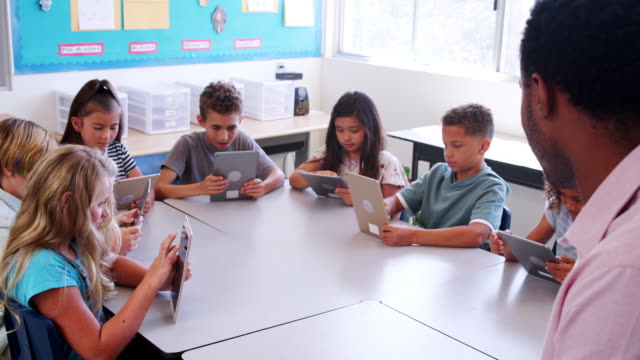 Grundschule-Kinder-mit-Tablet-PCs-im-Klassenzimmer
