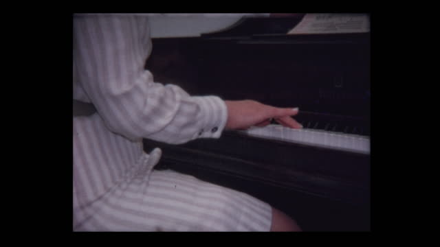 1971-pretty-Woman-spielt-Klavier